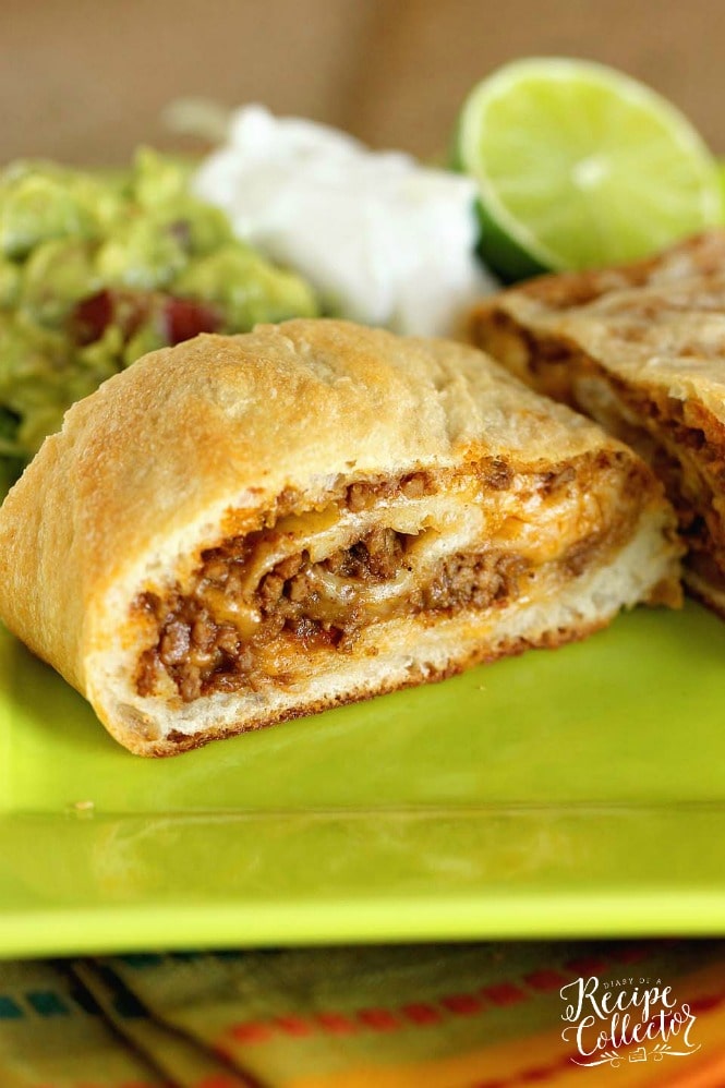 Easy Taco Calzone - A quick and easy weeknight dinner idea using refrigerated pizza dough, taco ground beef filling, and cheese! It's a super kid-friendly meal idea!