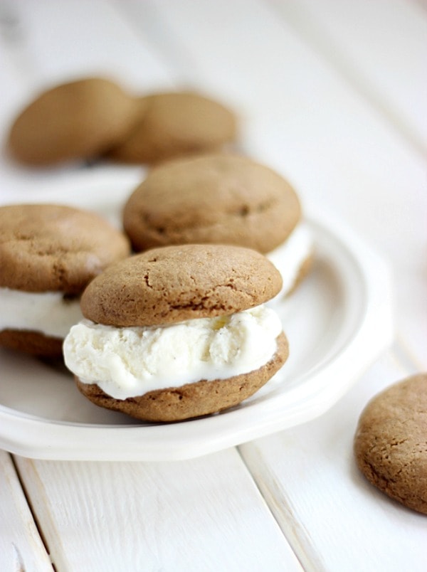 Root-Beer-Float-Cookie-Sandwiches-by-SimplyGloria.com-RootBeerCookies