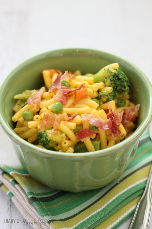 Bacon & Veggie Mac & Cheese - A quick and easy dinner recipe| Diary of a Recipe Collector