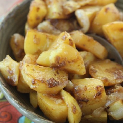 French Onion Oven Potatoes - An easy roasted potato side dish packed with flavor from French Onion soup!