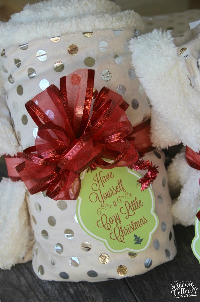 Cozy Little Christmas Tag and Blanket Gift Idea - Perfect gift idea for teachers, friends, and family. Two Christmas tag options FREE to print.