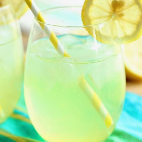 Skinny Vodka Lemonade - A perfect cocktail for summer that is lower in calories and perfect for the pool and the beach!