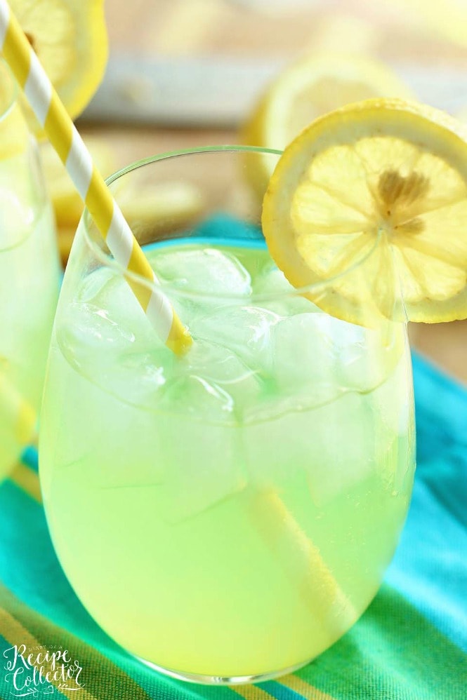 Skinny Vodka Lemonade - A perfect cocktail for summer that is lower in calories and perfect for the pool and the beach!