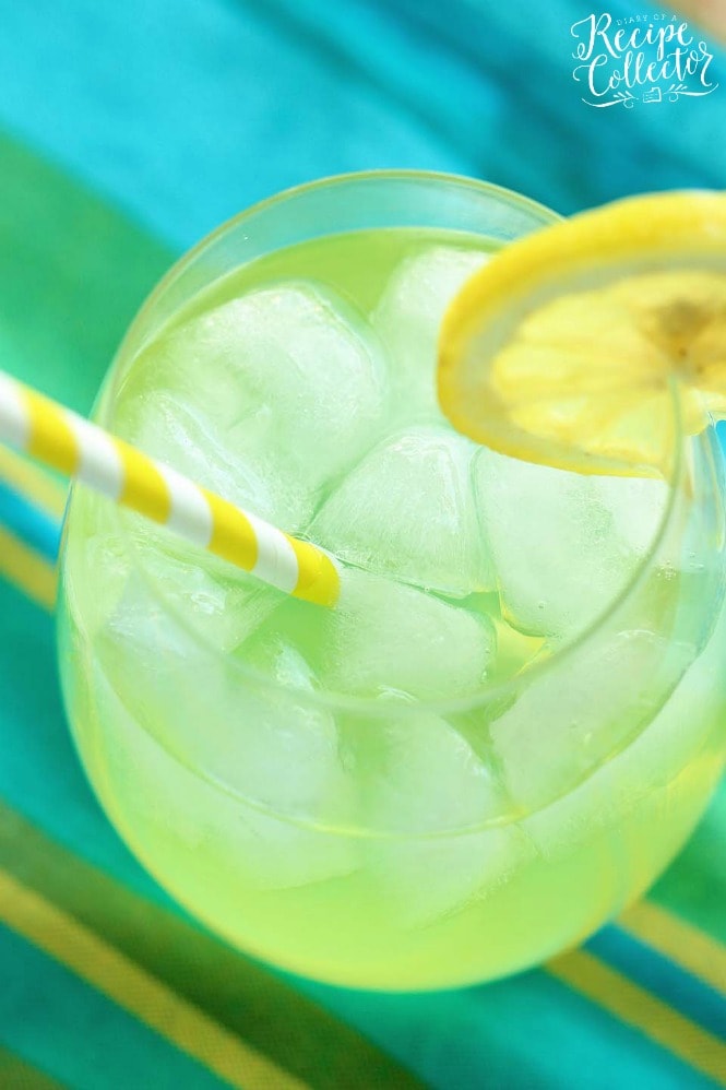 Skinny Vodka Lemonade - A perfect cocktail for summer that is lower in calories and perfect for the pool and the beach!