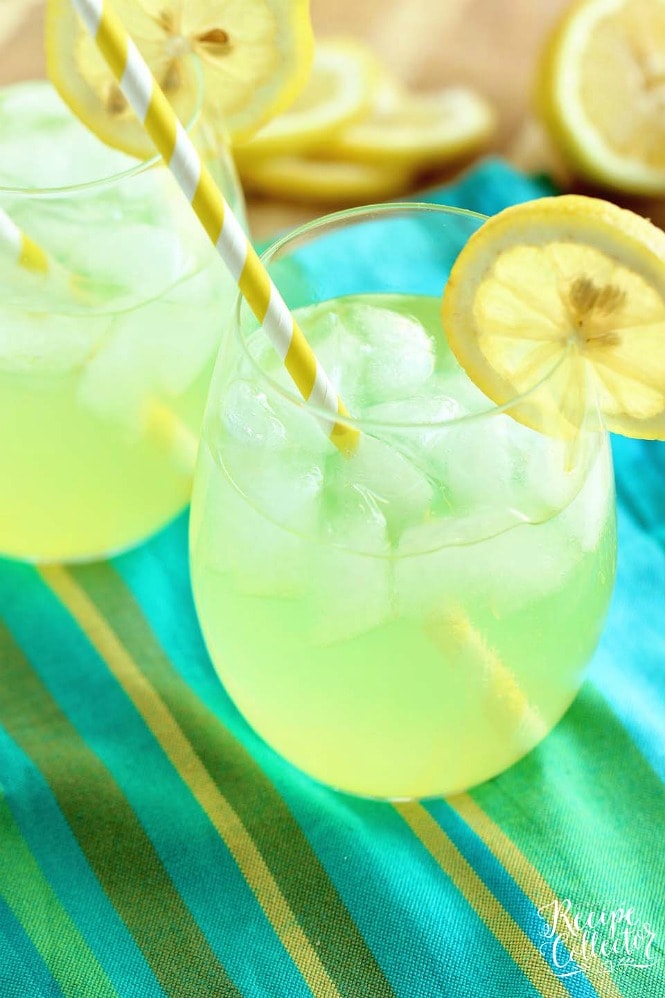 Skinny Vodka Lemonade - A perfect cocktail for summer that is lower in calories and perfect for the pool and the beach!