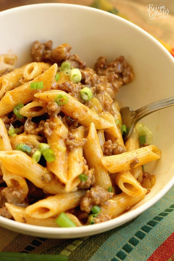Easy Enchilada Pasta - All the flavors of beef enchiladas but in pasta form! It's a perfect 30 minute pasta recipe for busy week nights!