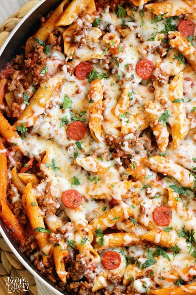 Easy One Pot Pizza Pasta - A quick and delicious dinner idea filled with ground beef, mini pepperoni, Italian spices, pasta, and cheese.  