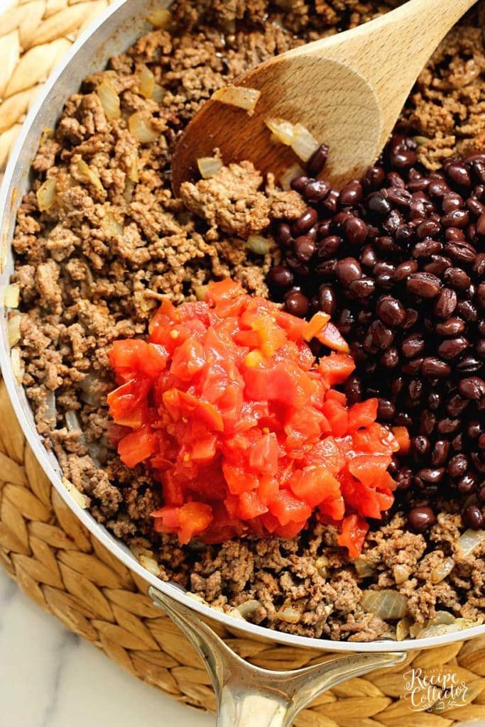 Southwestern Chili Mac - An easy 30 minute ground beef recipe filled with southwestern spices, black beans, cheese, and pasta! 