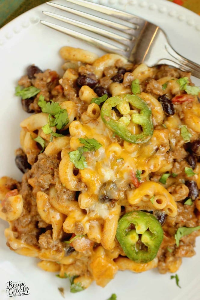 Southwestern Chili Mac - An easy 30 minute ground beef recipe filled with southwestern spices, black beans, cheese, and pasta! 