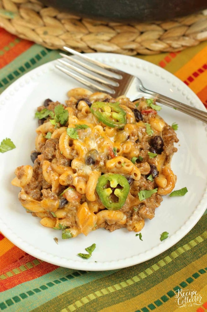 Southwestern Chili Mac - An easy 30 minute ground beef recipe filled with southwestern spices, black beans, cheese, and pasta! 