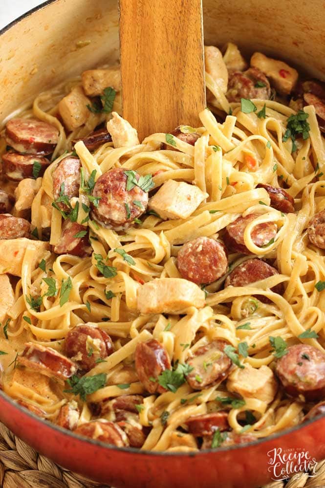 One Pot Cajun Pastalaya - A Jambalaya Pasta - This traditional cajun dish is reinvented in yummy pasta form!  It's an easy one pot meal with few ingredients you have to try soon!