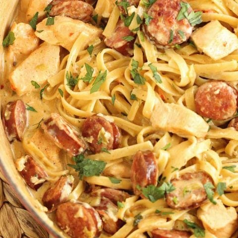 One Pot Cajun Pastalaya - A Jambalaya Pasta - This traditional cajun dish is reinvented in yummy pasta form! It's an easy one pot meal with few ingredients you have to try soon!
