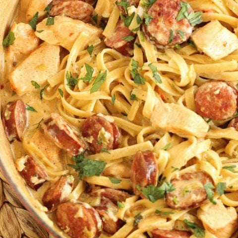 One Pot Cajun Pastalaya - A Jambalaya Pasta - This traditional cajun dish is reinvented in yummy pasta form!  It's an easy one pot meal with few ingredients you have to try soon!