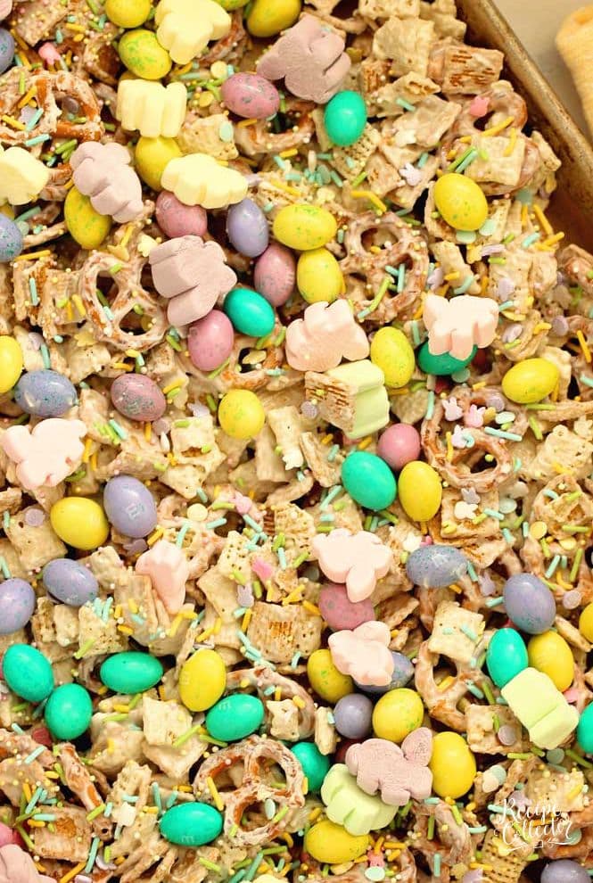Easter Bunny Bait - This sweet and salty snack mix is super delicious and only takes a few minutes to make!  It's perfect for Easter treats, parties, and gatherings.